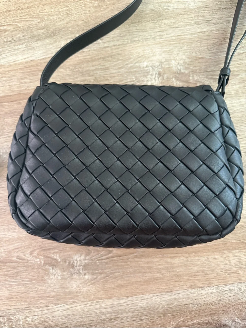 Bottega Veneta Black Intrecciato Woven Leather cobble messenger Bag